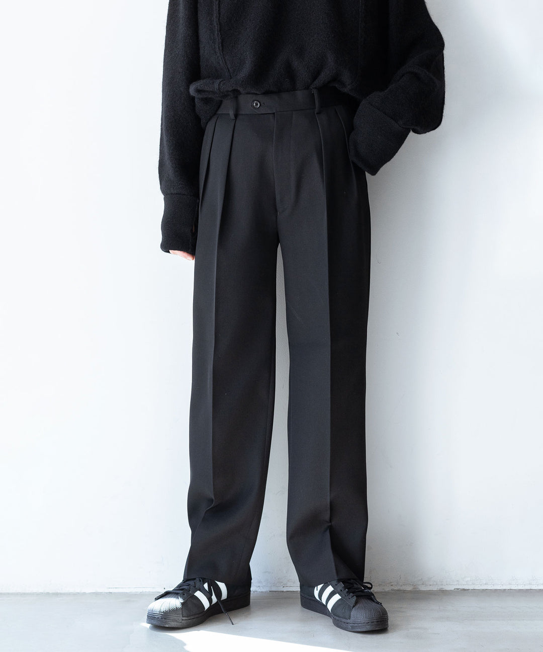 【INTÉRIM】PURE BLACK WOOL 2-TUCK STRAIGHT SLACKS - BLACK