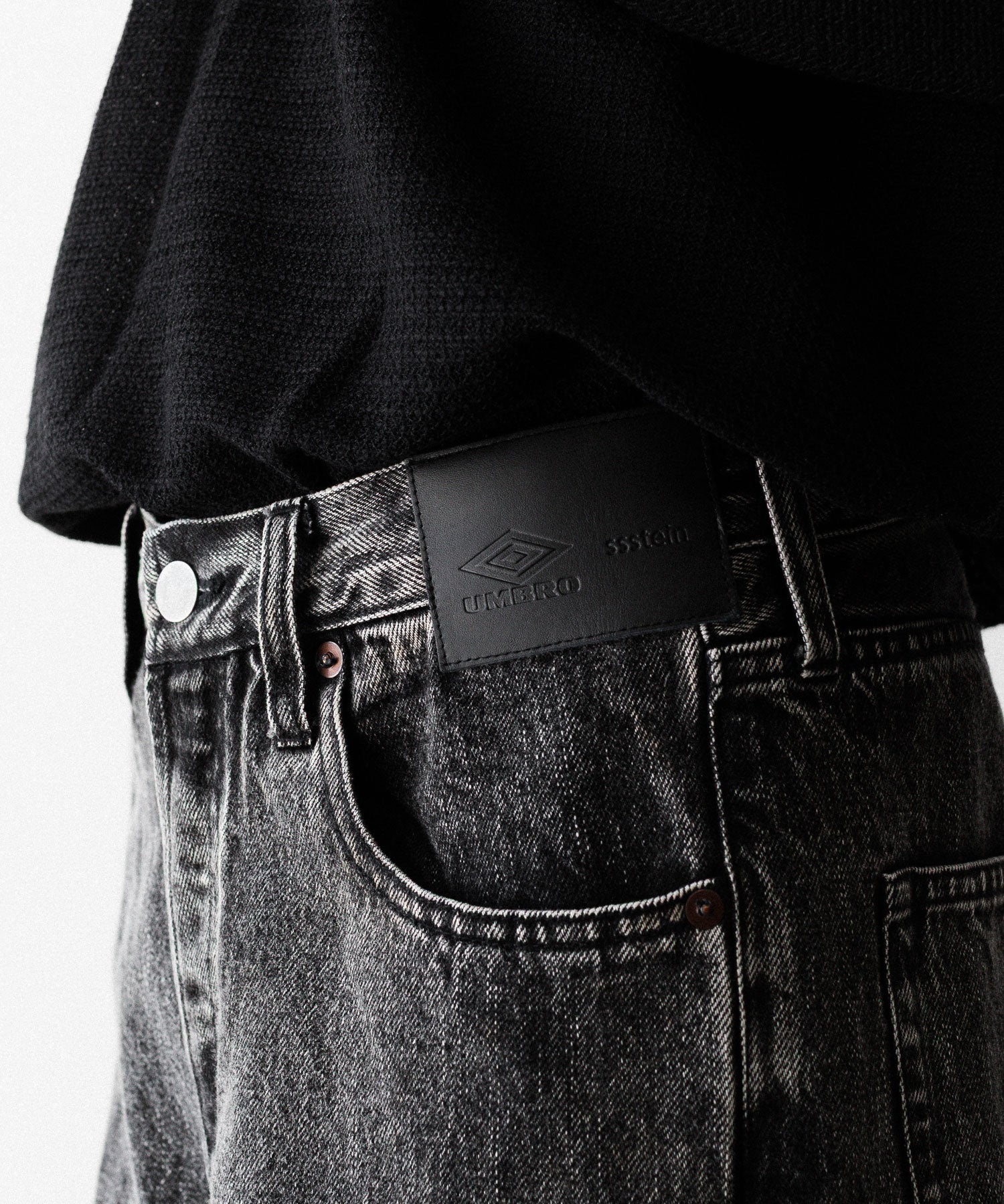 ssstein × UMBRO】DEFORMATION WIDE DENIM JEANS - BLACK | 公式通販