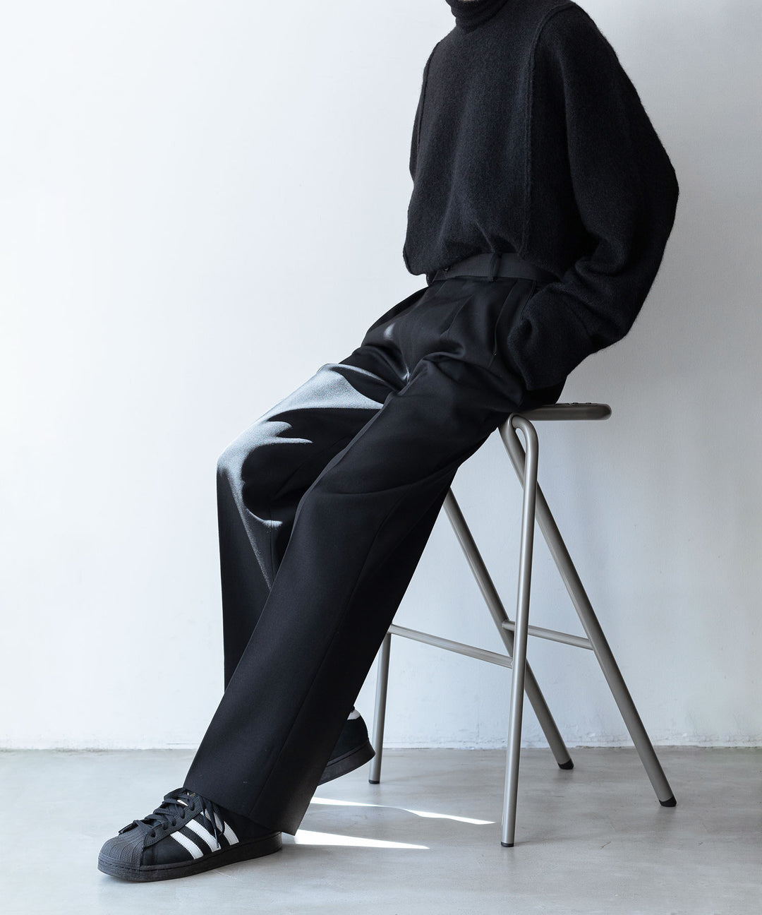 【INTÉRIM】PURE BLACK WOOL 2-TUCK STRAIGHT SLACKS - BLACK