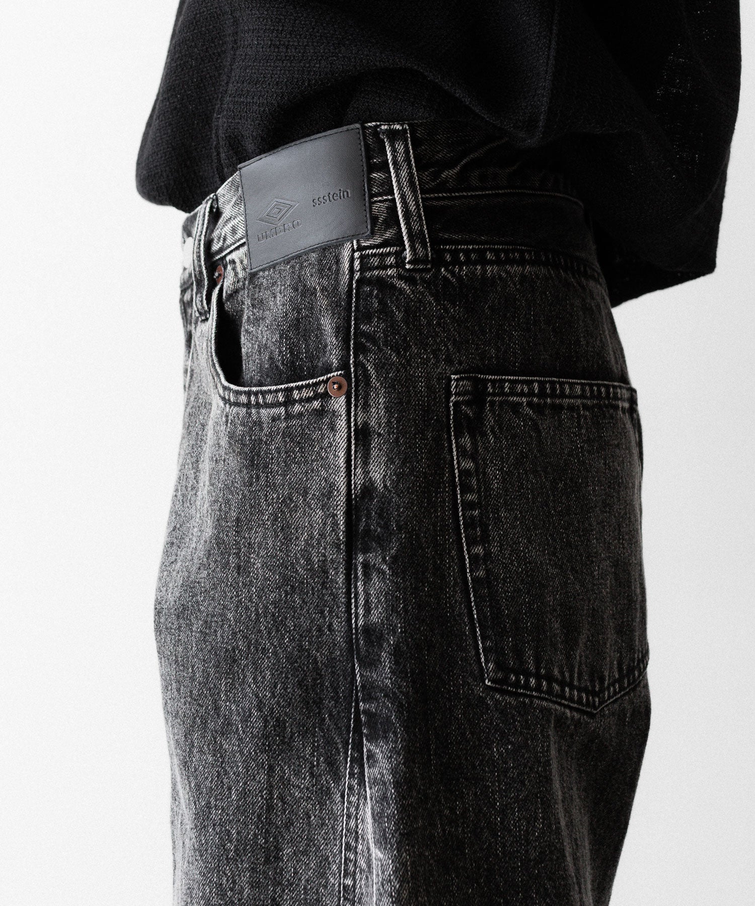 ssstein × UMBRO】DEFORMATION WIDE DENIM JEANS - BLACK | 公式通販