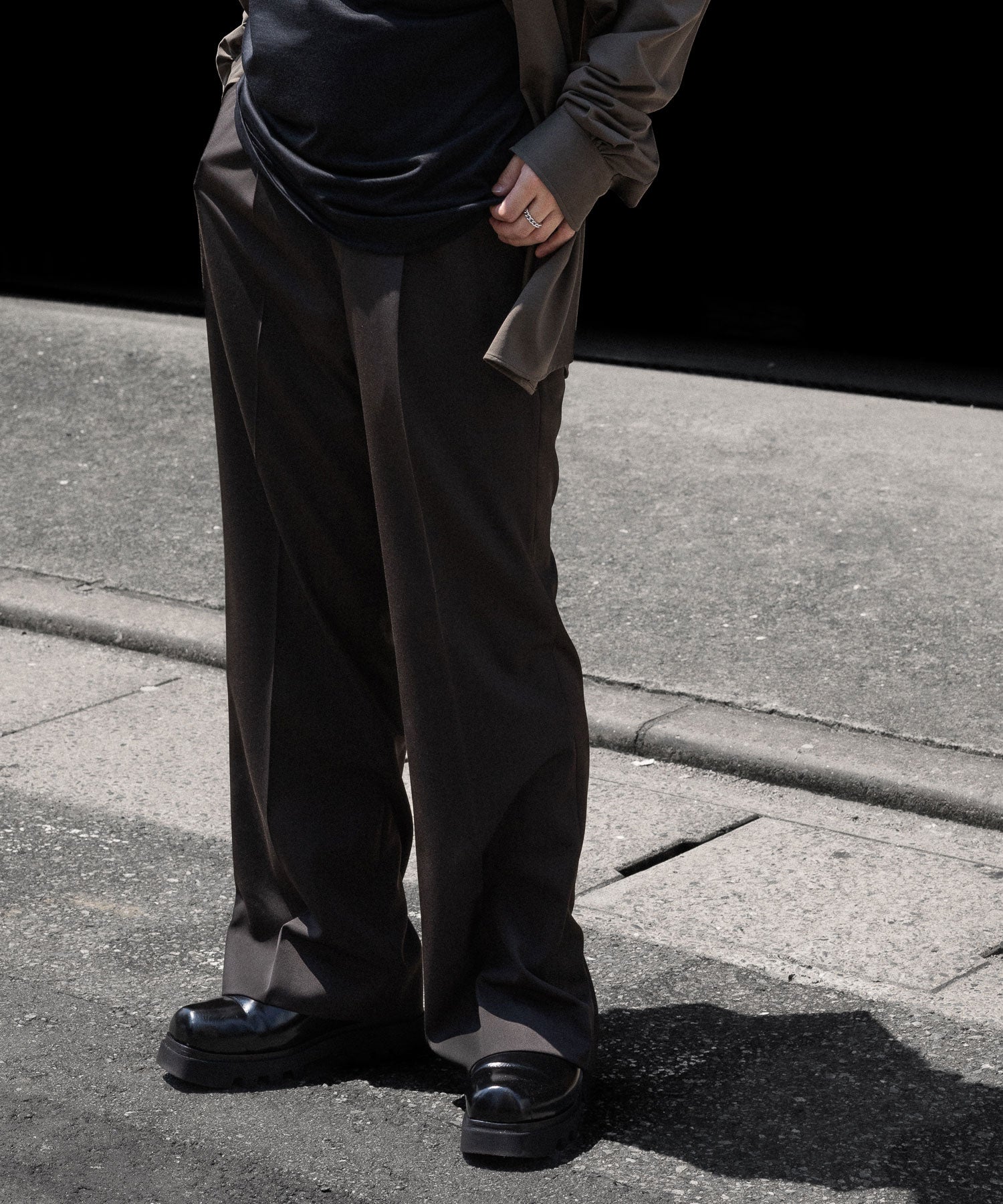 ssstein / シュタイン】FLARE TROUSERS - GREY KHAKI | 公式通販サイト