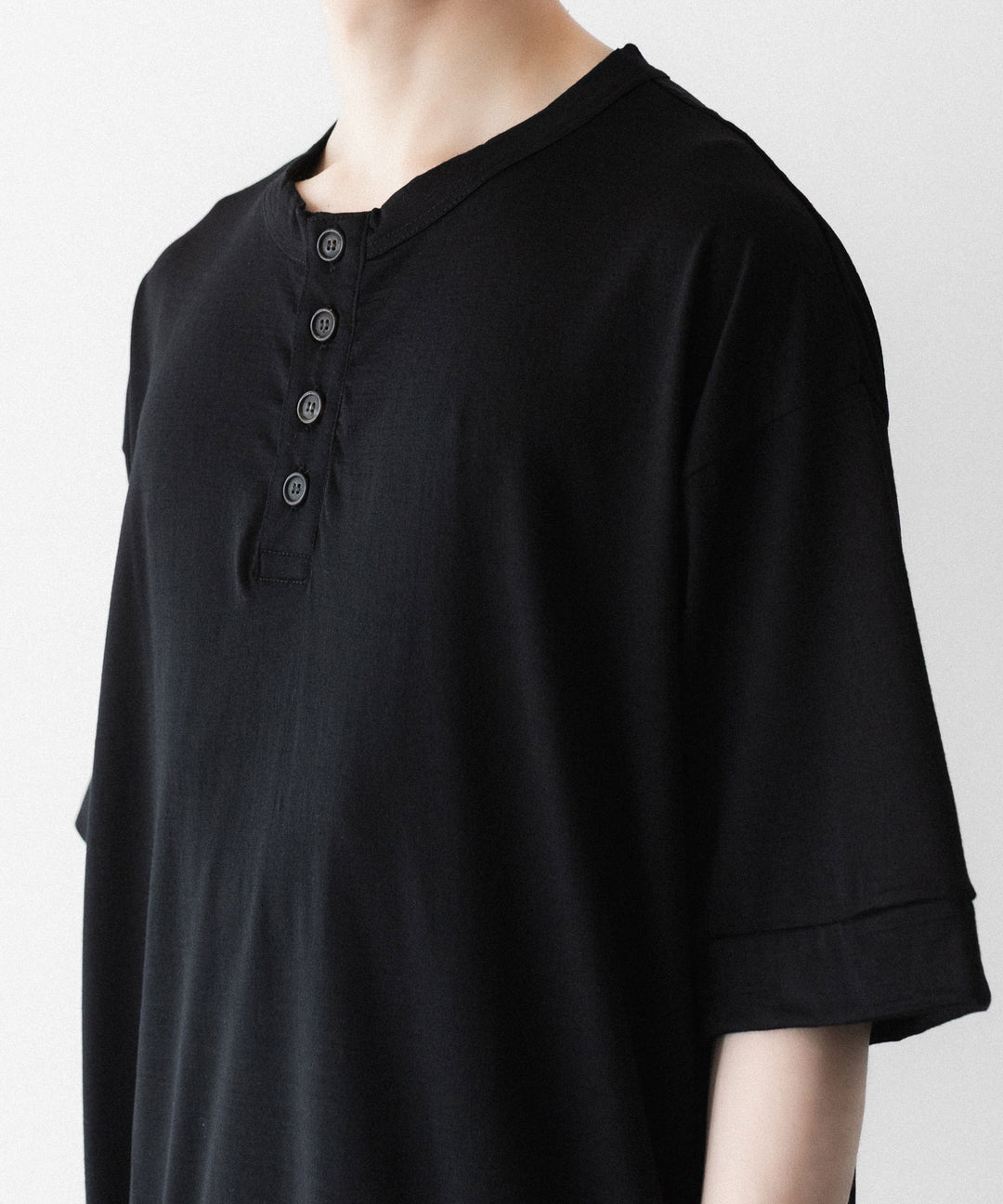 INTÉRIM - インテリムのEXTRA FINE MERINO WOOL JERSEY HENRY OVER S/S TEEのBLACK公式通販サイトsession福岡セレクトショップ