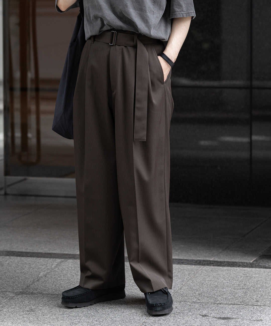 stein(シュタイン)の23AWコレクションBELTED WIDE STRAIGHT TROUSERSのMILITARY KHAKI