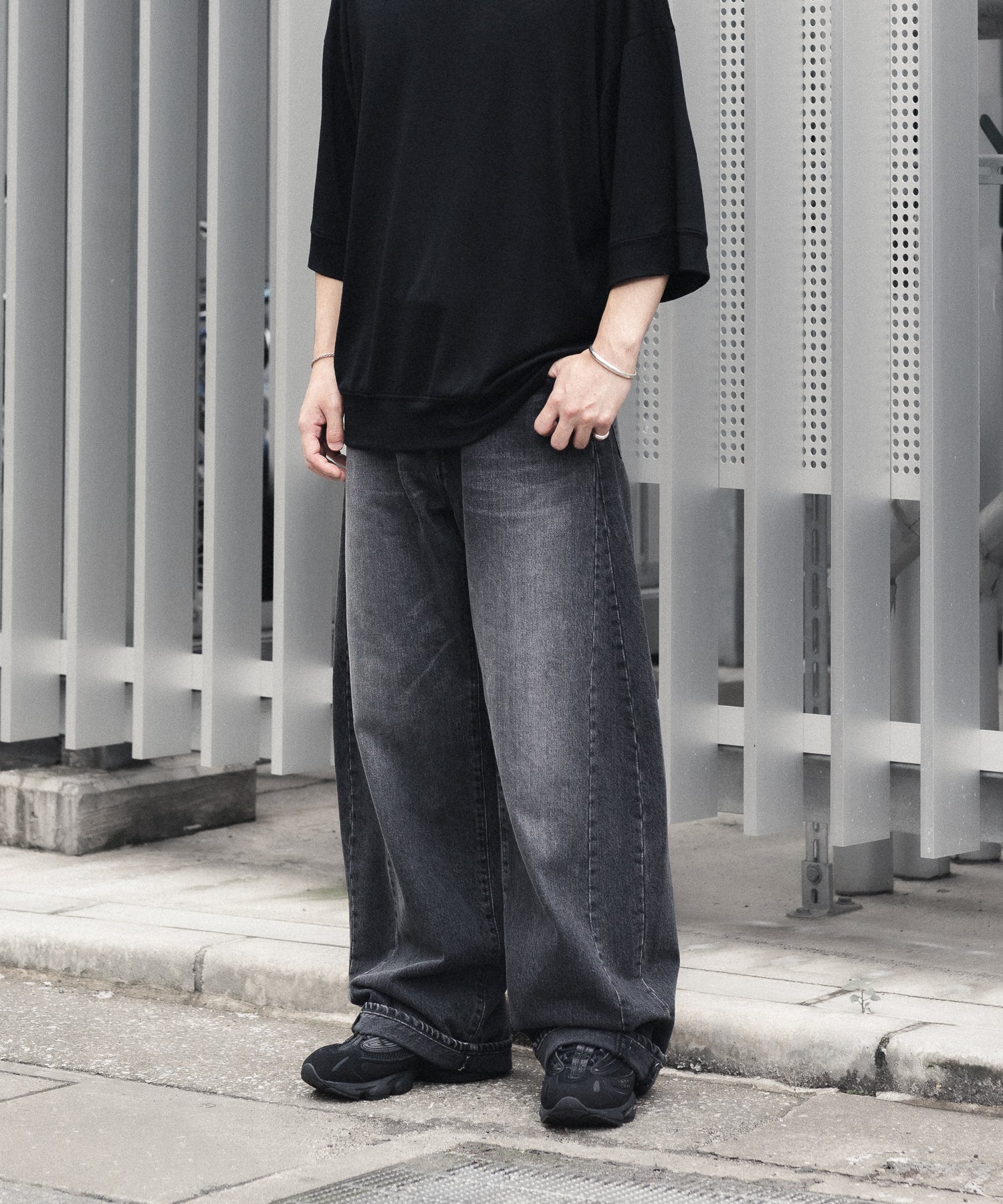 ssstein / シュタイン】DEFORMATION WIDE DENIM PANTS - BLACK | 公式