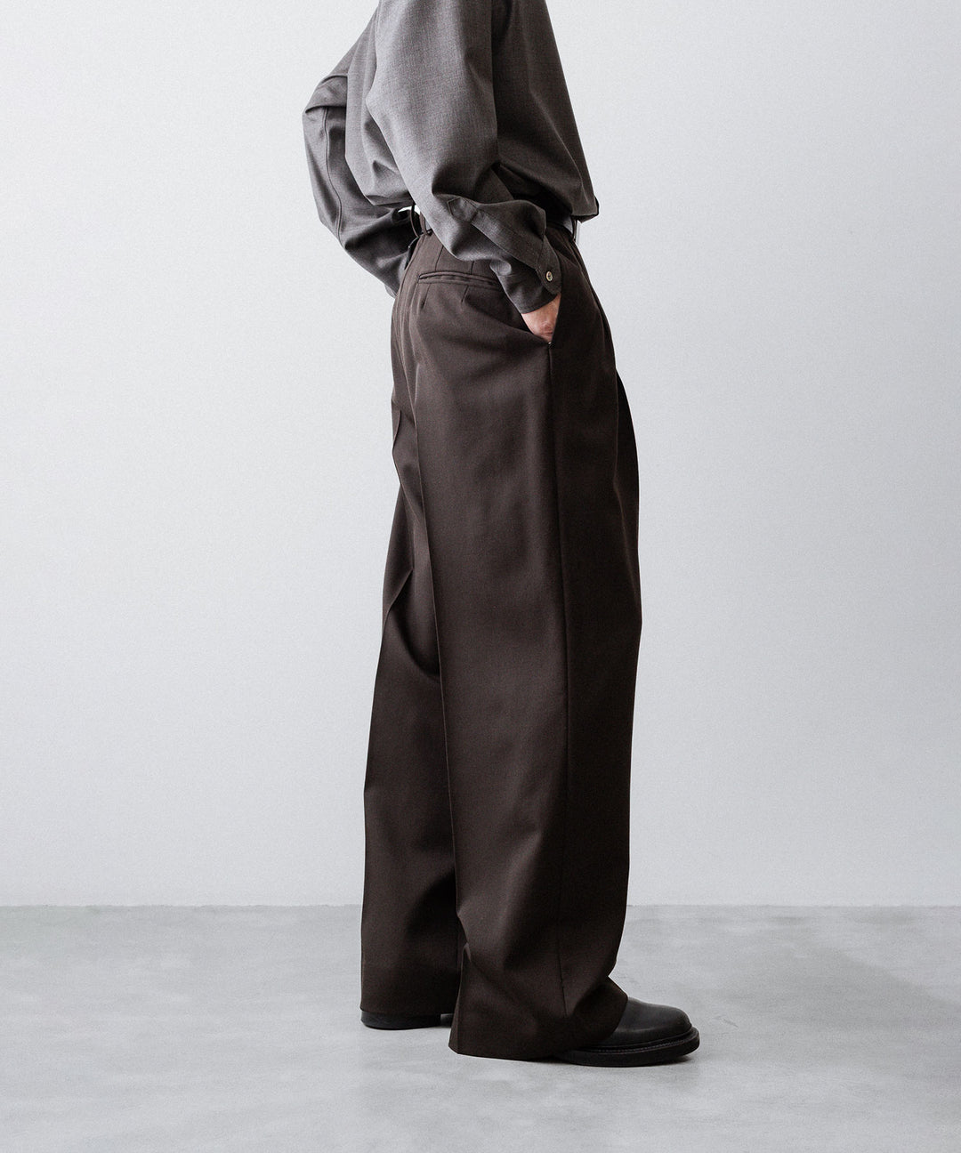 ssstein(シュタイン)のLONG WIDE TROUSERS (2/60 WOOL GABARDINE) - MILITARY KHAKIの公式通販サイトsession福岡セレクトショップ