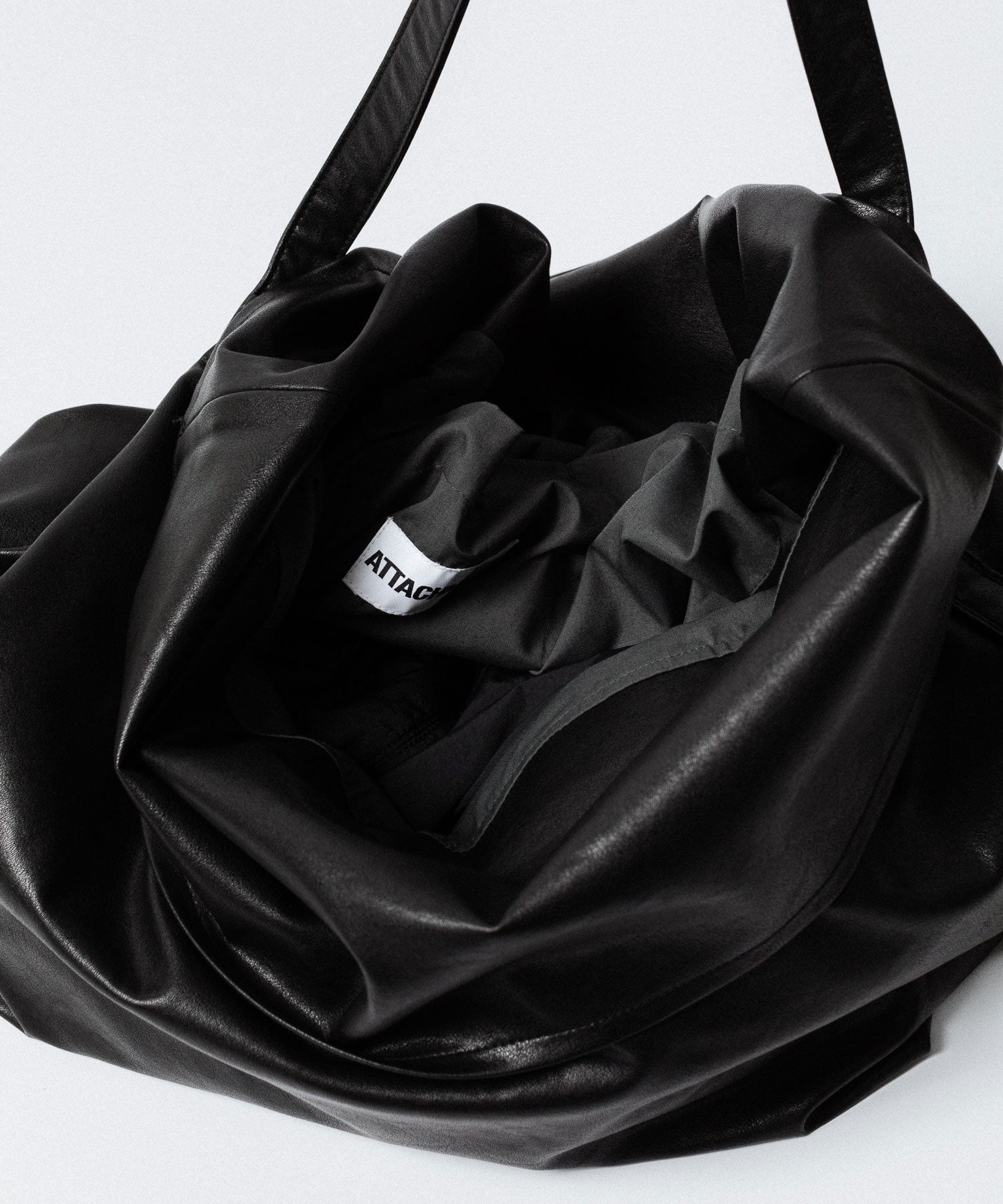 【 ATTACHMENT 】SYNTHETIC LEATHER SHOULDER BAG - BLACK