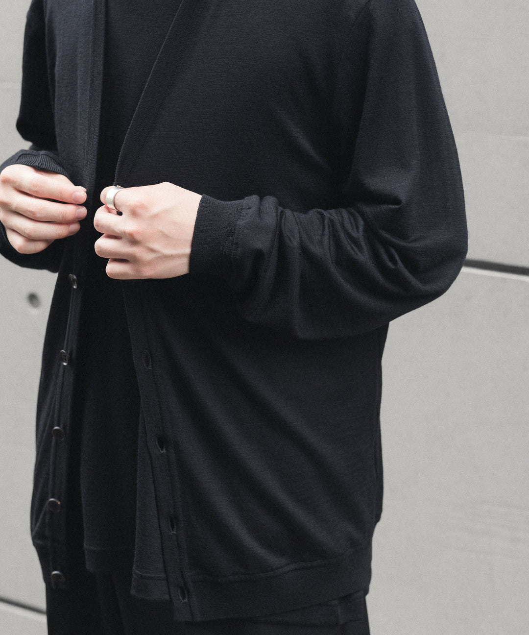 【 WWW 】V-NECK CARDIGAN - BLACK