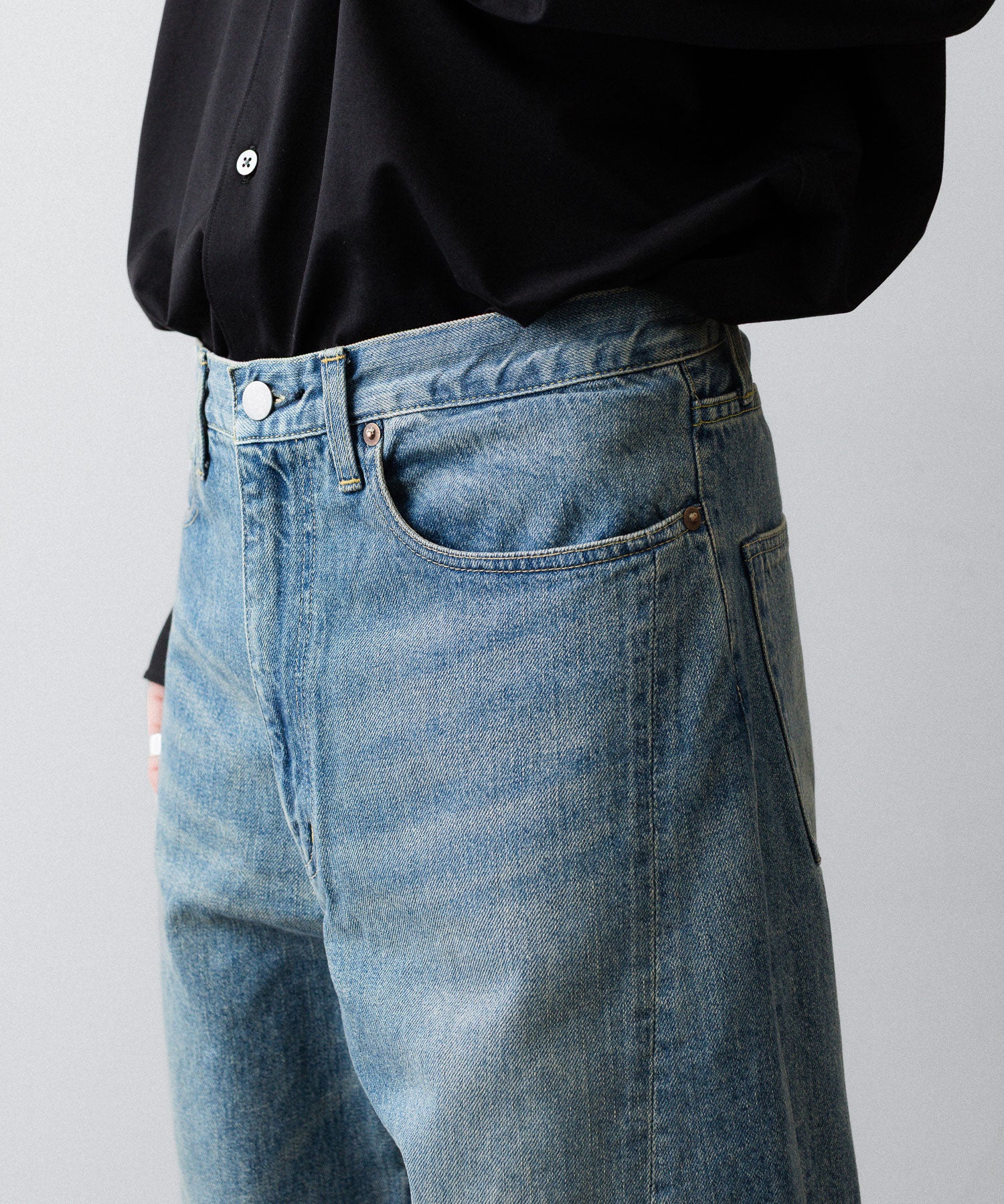 ssstein / シュタイン】TWIST CUT DENIM JEANS - INDIGO | 公式通販