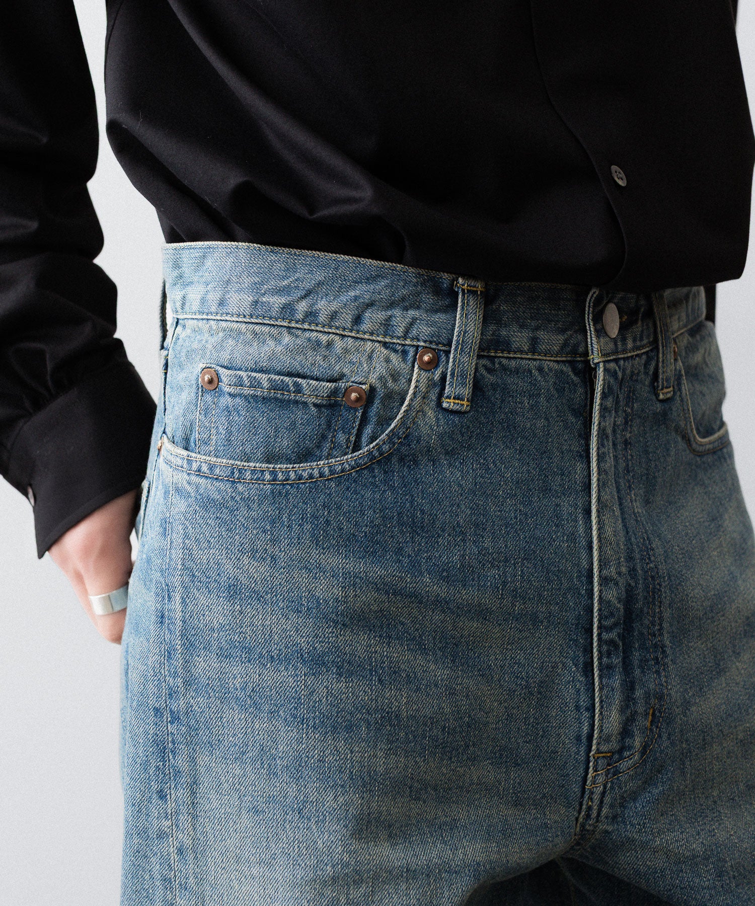 ssstein / シュタイン】TWIST CUT DENIM JEANS - INDIGO | 公式通販