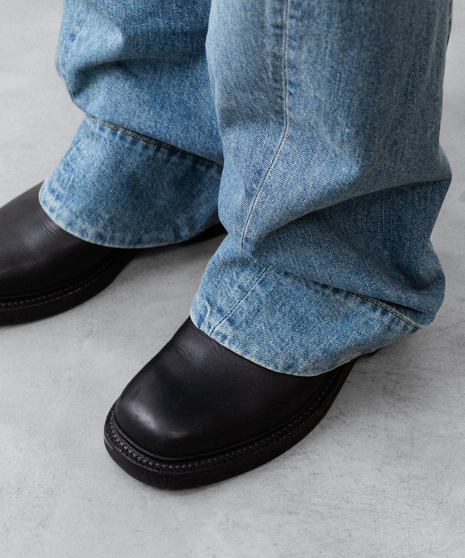 ssstein / シュタイン】TWIST CUT DENIM JEANS - INDIGO | 公式通販