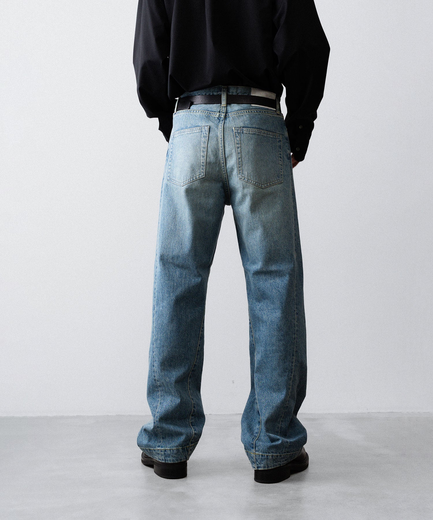 じゅんに ssstein / シュタイン】TWIST CUT DENIM JEANS - INDIGO | 公式通販