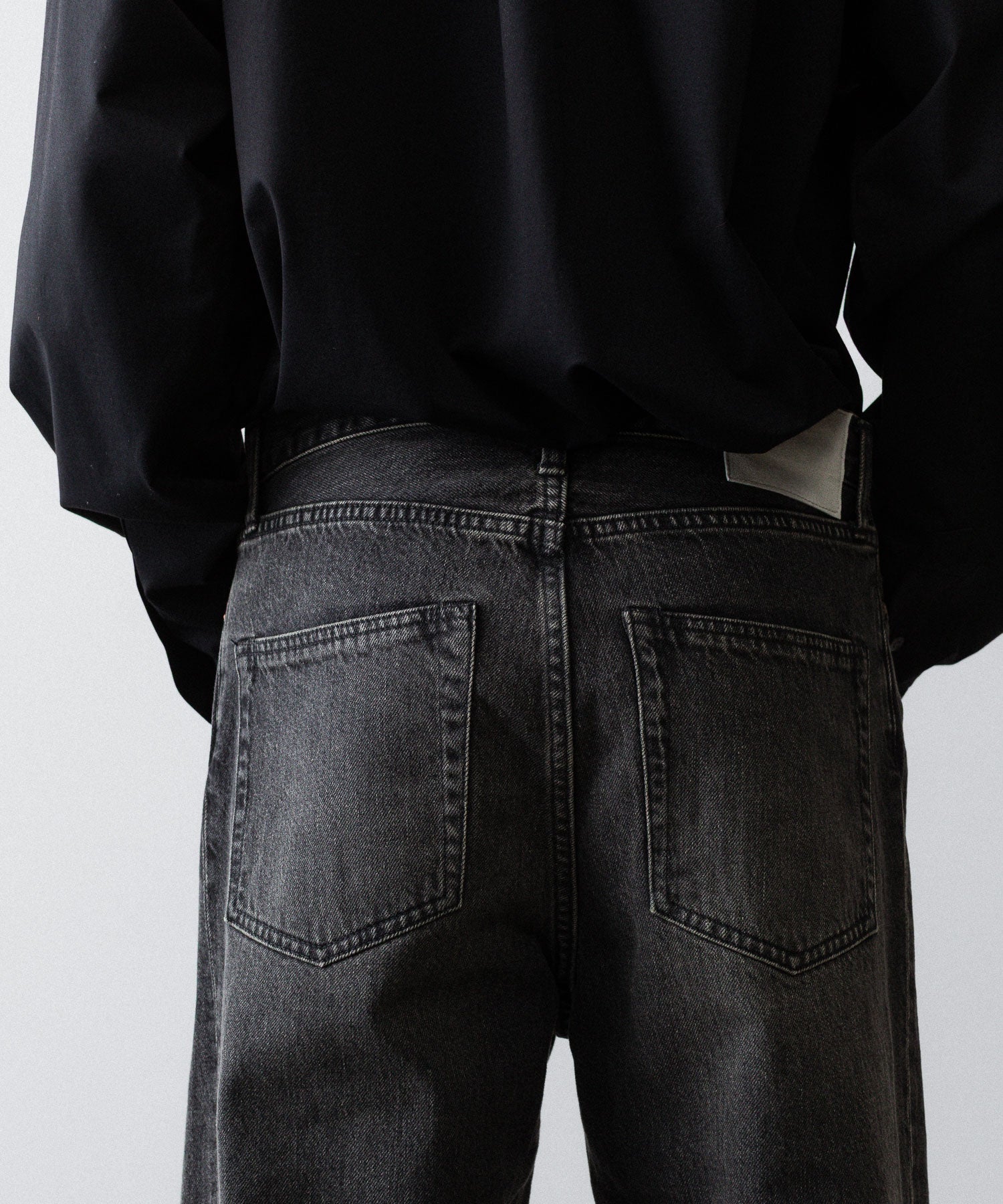 ssstein / シュタイン】TWIST CUT DENIM JEANS - BLACK | 公式通販