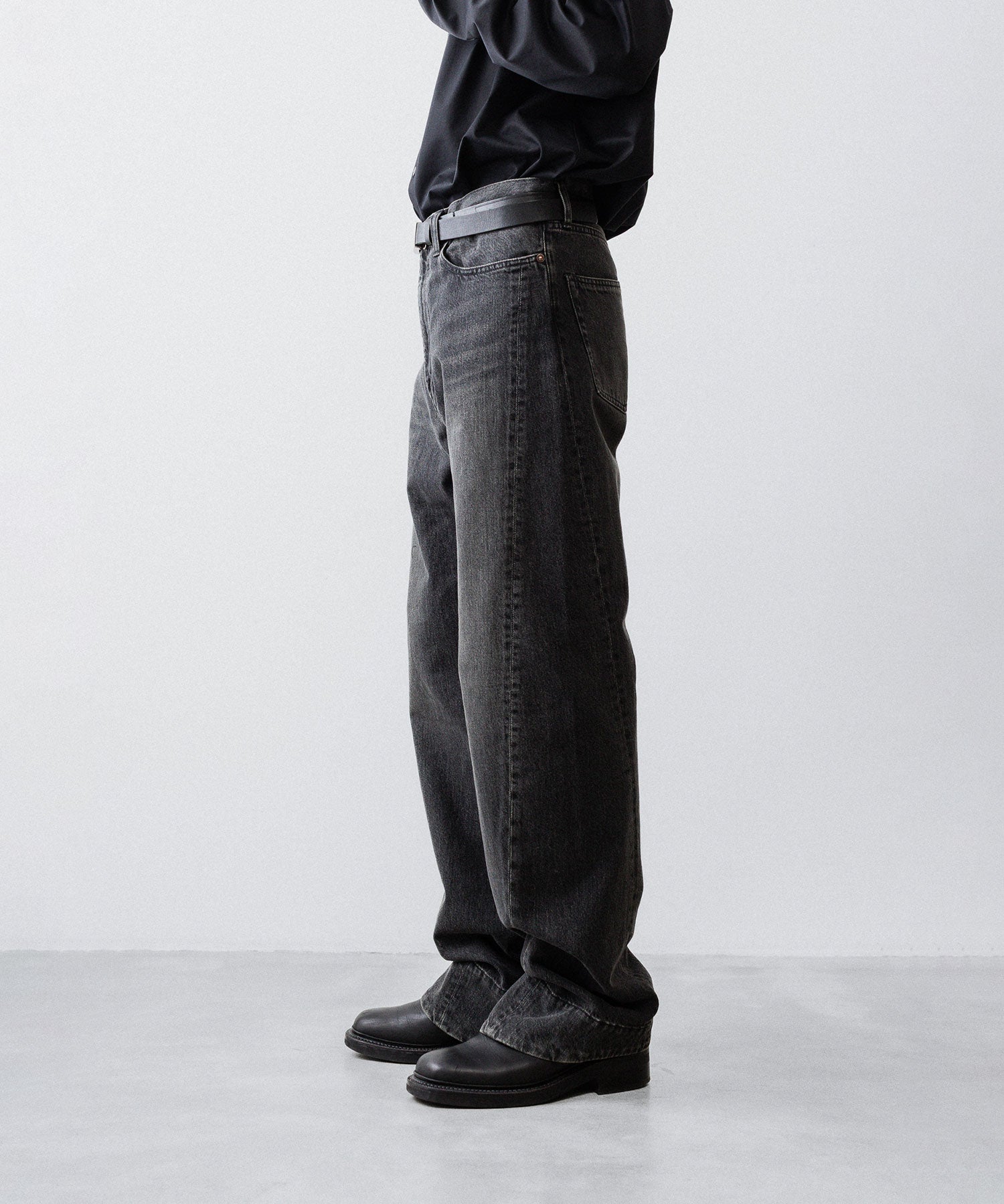 ssstein / シュタイン】TWIST CUT DENIM JEANS - BLACK | 公式通販