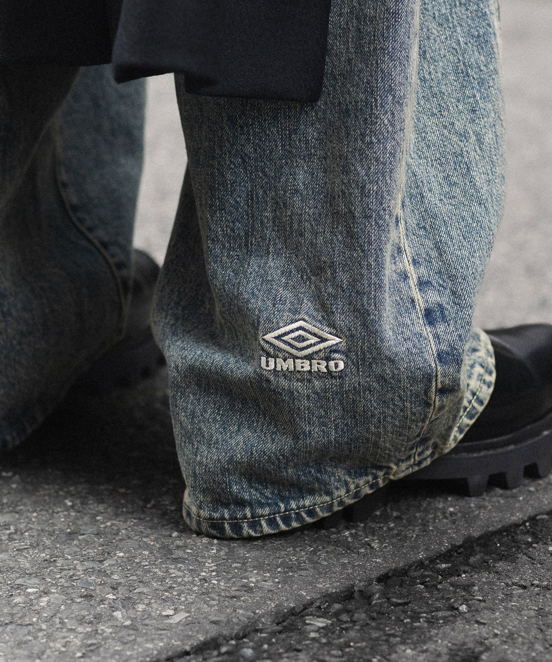 【ssstein × UMBRO】DEFORMATION WIDE DENIM JEANS - INDIGO
