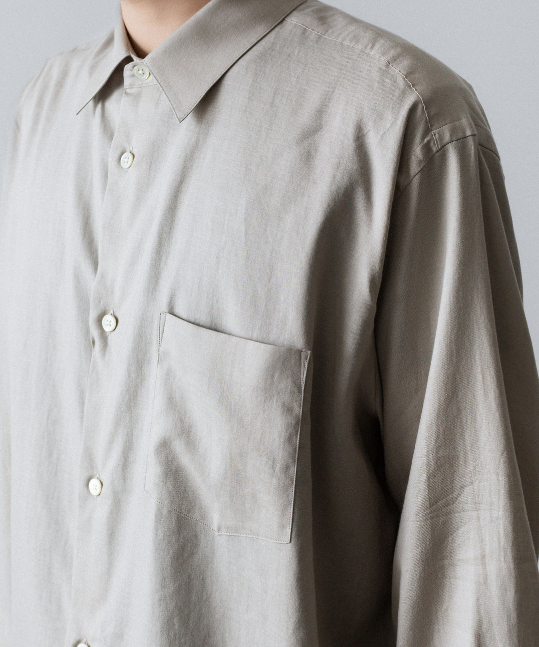 ssstein(シュタイン)のCOTTON/SILK OVERSIZED REGULAR COLLAR SHIRT - GREIGEの公式通販サイトsession福岡セレクトショップ