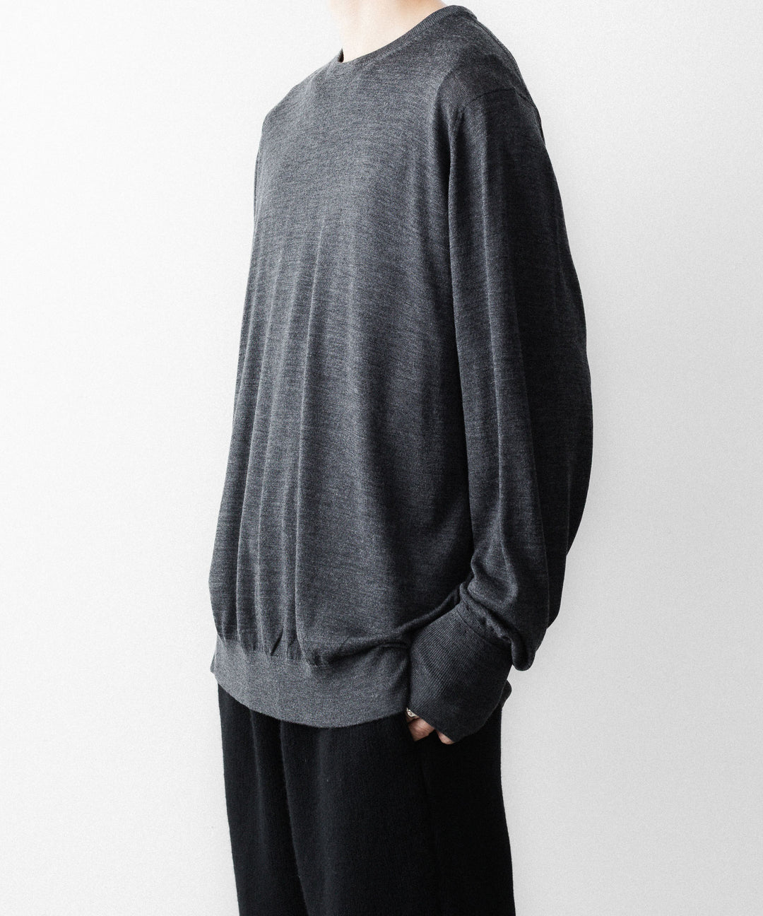 MAYKAM メイカムのSTRUCTURE EYELET CREW NECKのSTONE GREY 公式通販サイトsession福岡セレクトショップ