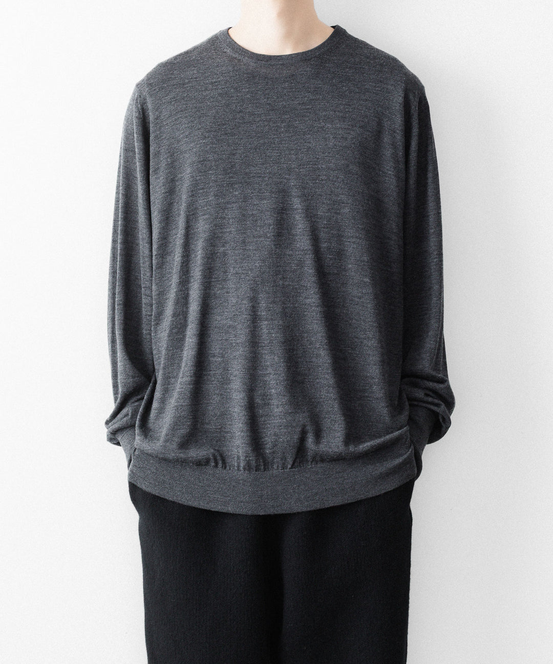 MAYKAM メイカムのSTRUCTURE EYELET CREW NECKのSTONE GREY 公式通販サイトsession福岡セレクトショップ