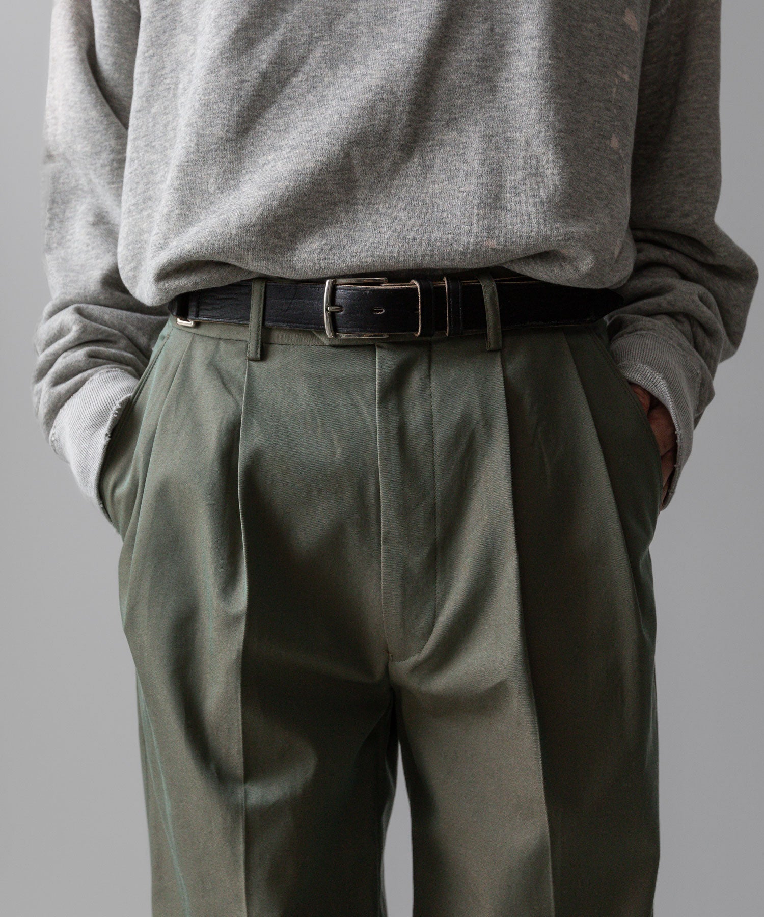 【INTÉRIM】GIZA GABARDINE 2-TUCK STRAIGHT SLACKS - OLIVE