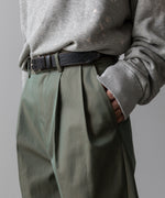 画像をギャラリービューアに読み込む, 【INTÉRIM】GIZA GABARDINE 2-TUCK STRAIGHT SLACKS - OLIVE
