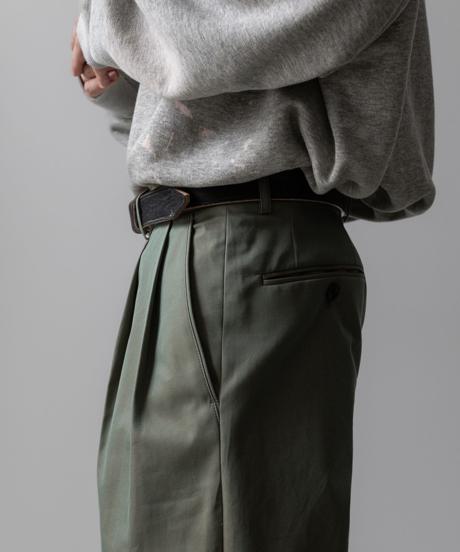 【INTÉRIM】GIZA GABARDINE 2-TUCK STRAIGHT SLACKS - OLIVE