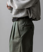 画像をギャラリービューアに読み込む, 【INTÉRIM】GIZA GABARDINE 2-TUCK STRAIGHT SLACKS - OLIVE
