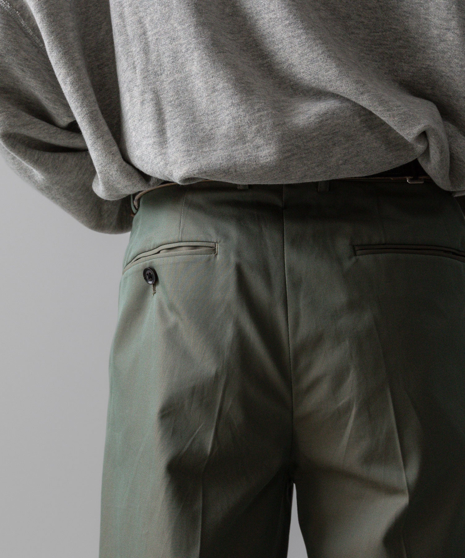 【INTÉRIM】GIZA GABARDINE 2-TUCK STRAIGHT SLACKS - OLIVE