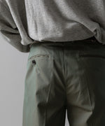 画像をギャラリービューアに読み込む, 【INTÉRIM】GIZA GABARDINE 2-TUCK STRAIGHT SLACKS - OLIVE
