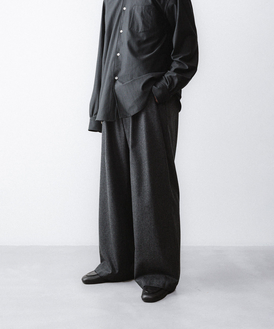 【ANTHEM A】WOOL CASHMERE POPLIN MELTON NO-BRAINER PANTS - CHARCOAL