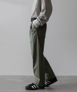 【INTÉRIM】GIZA GABARDINE 2-TUCK STRAIGHT SLACKS - OLIVE