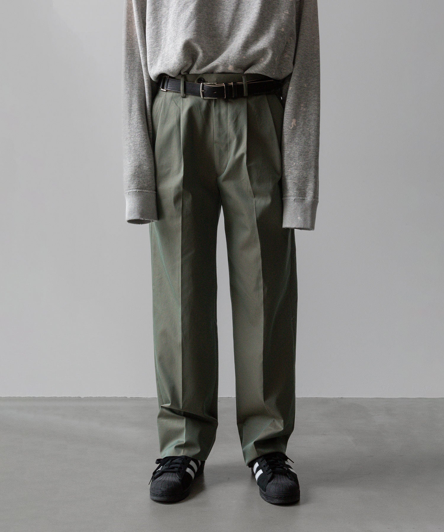 【INTÉRIM】GIZA GABARDINE 2-TUCK STRAIGHT SLACKS - OLIVE