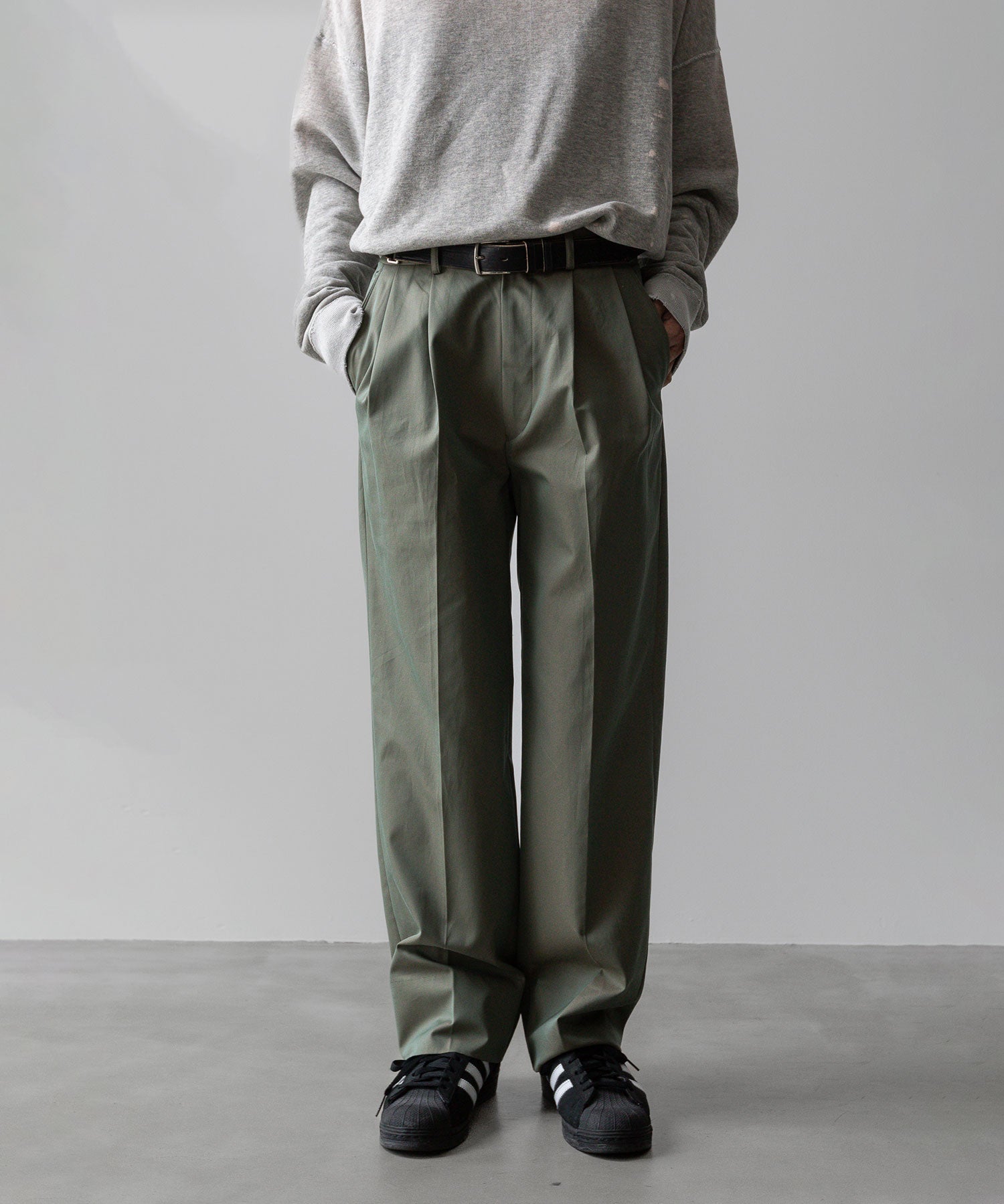 【INTÉRIM】GIZA GABARDINE 2-TUCK STRAIGHT SLACKS - OLIVE