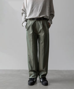 【INTÉRIM】GIZA GABARDINE 2-TUCK STRAIGHT SLACKS - OLIVE