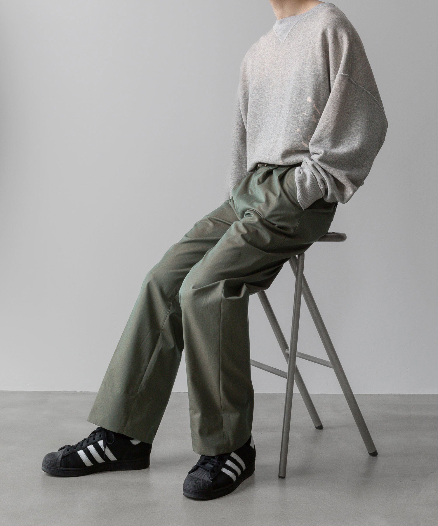 【INTÉRIM】GIZA GABARDINE 2-TUCK STRAIGHT SLACKS - OLIVE