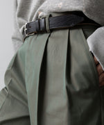 画像をギャラリービューアに読み込む, 【INTÉRIM】GIZA GABARDINE 2-TUCK STRAIGHT SLACKS - OLIVE
