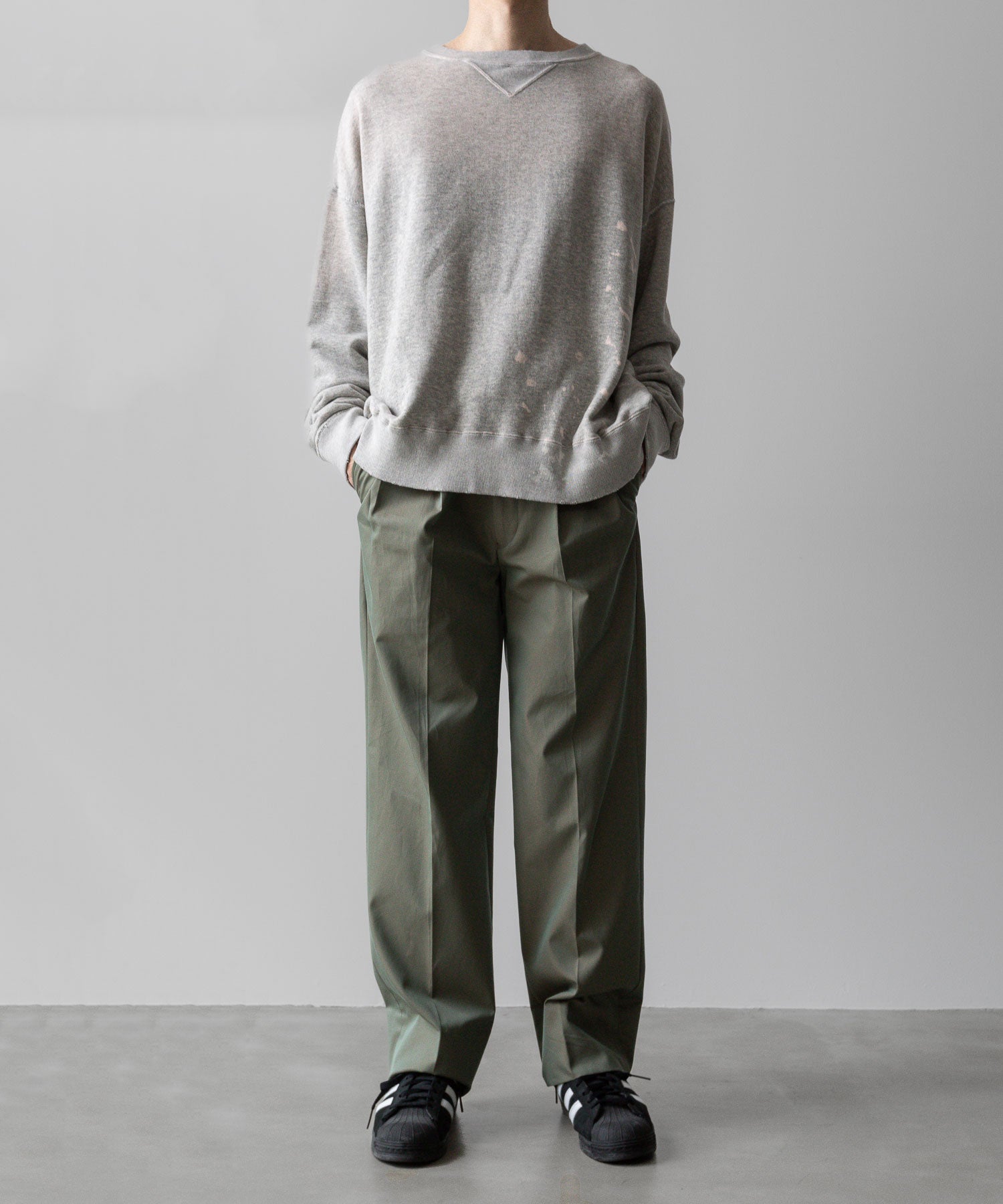 【INTÉRIM】GIZA GABARDINE 2-TUCK STRAIGHT SLACKS - OLIVE