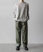 画像をギャラリービューアに読み込む, 【INTÉRIM】GIZA GABARDINE 2-TUCK STRAIGHT SLACKS - OLIVE
