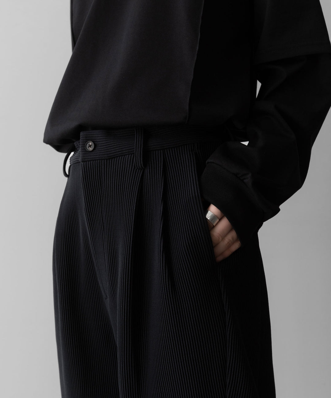 ssstein(シュタイン)のGRADATION PLEATS TWIST SEAM WIDE TROUSERS - BLACKの公式通販サイトsession福岡セレクトショップ