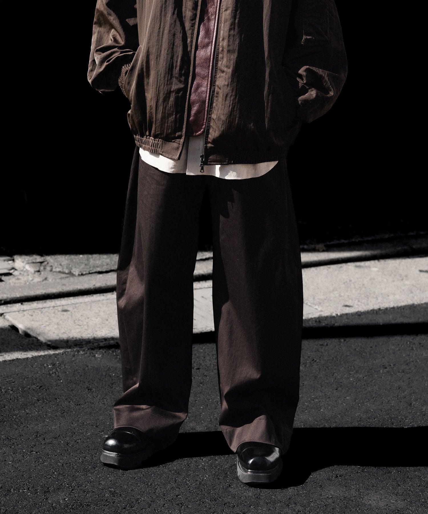 ssstein / シュタイン】COTTON SATIN ROUND PANTS - DARK BROWN | 公式