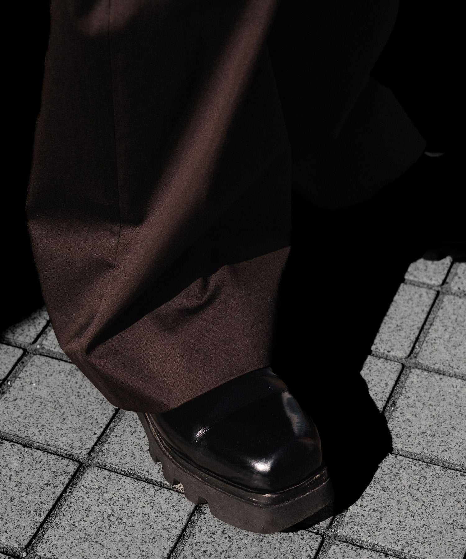 ssstein / シュタイン】COTTON SATIN ROUND PANTS - DARK BROWN | 公式