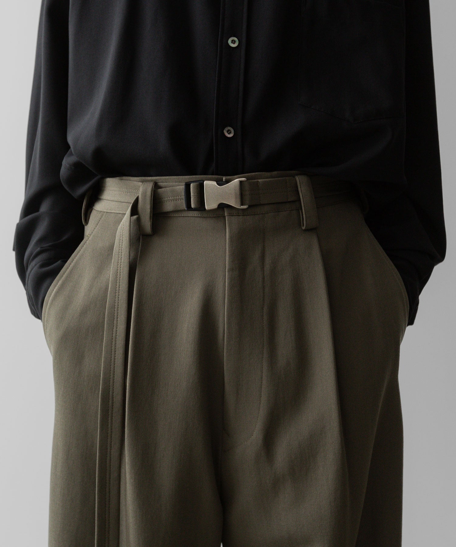 UJOH ウジョーのBELTED WIDE STRAIGHT PNT MOSS GRAYの公式通販サイトsession福岡セレクトショップ