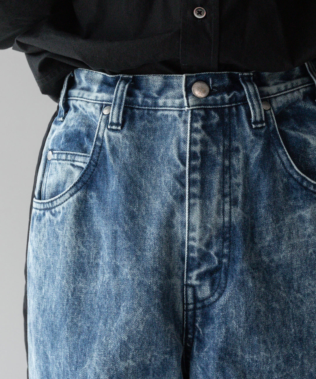 stein(シュタイン)の24SSコレクションNYLON COMBINATION CHEMICAL BLEACHED DENIM JEANSのINDIGO