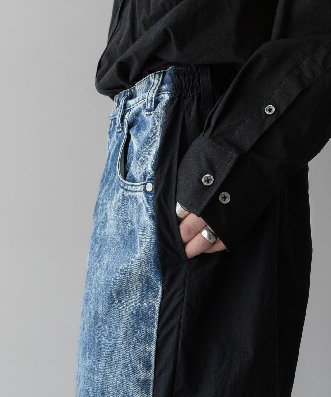 stein(シュタイン)の24SSコレクションNYLON COMBINATION CHEMICAL BLEACHED DENIM JEANSのINDIGO