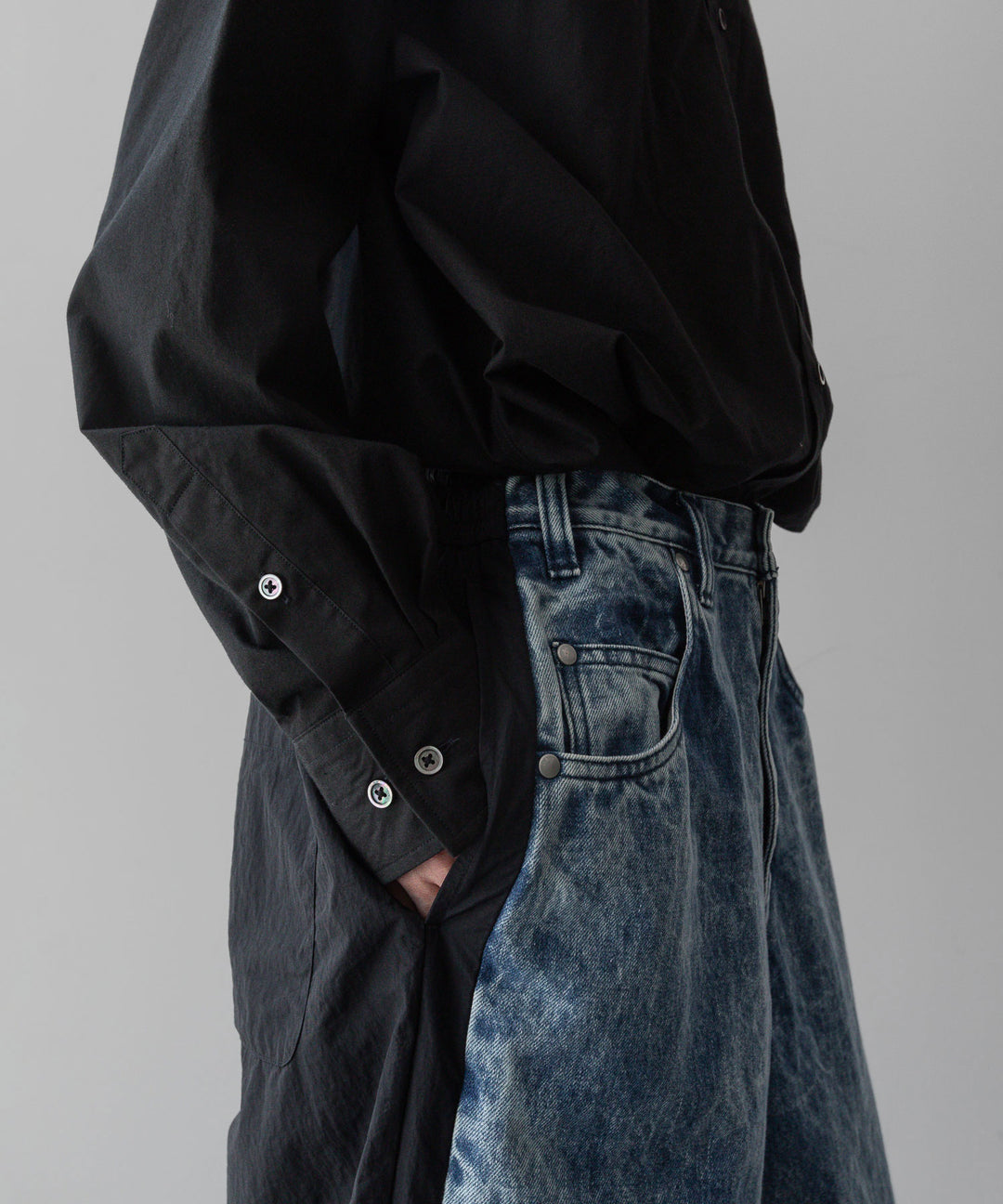 stein(シュタイン)の24SSコレクションNYLON COMBINATION CHEMICAL BLEACHED DENIM JEANSのINDIGO
