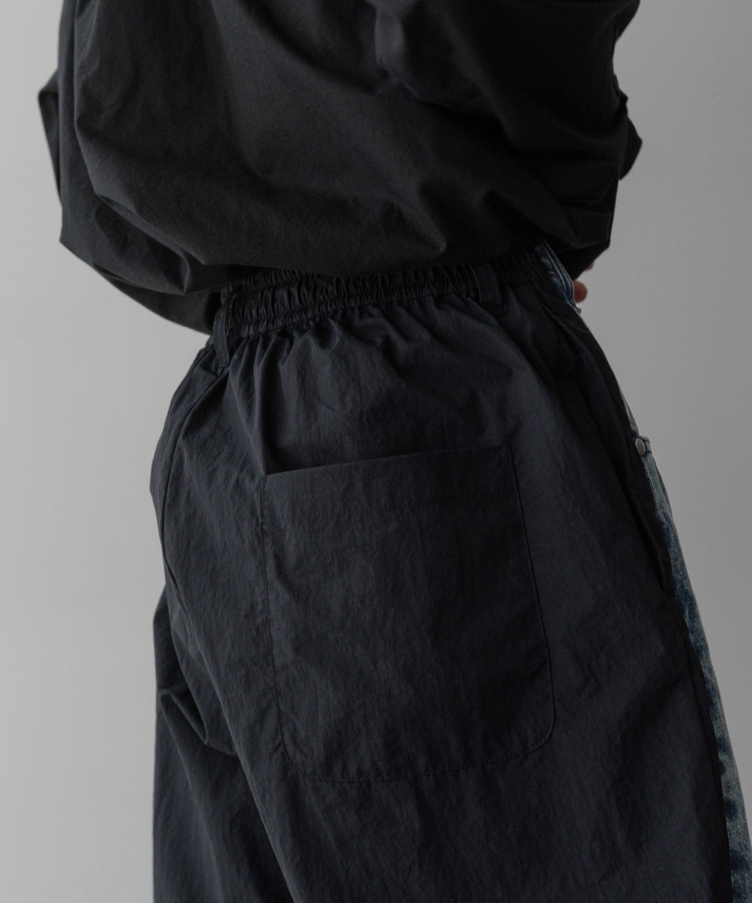 stein(シュタイン)の24SSコレクションNYLON COMBINATION CHEMICAL BLEACHED DENIM JEANSのINDIGO
