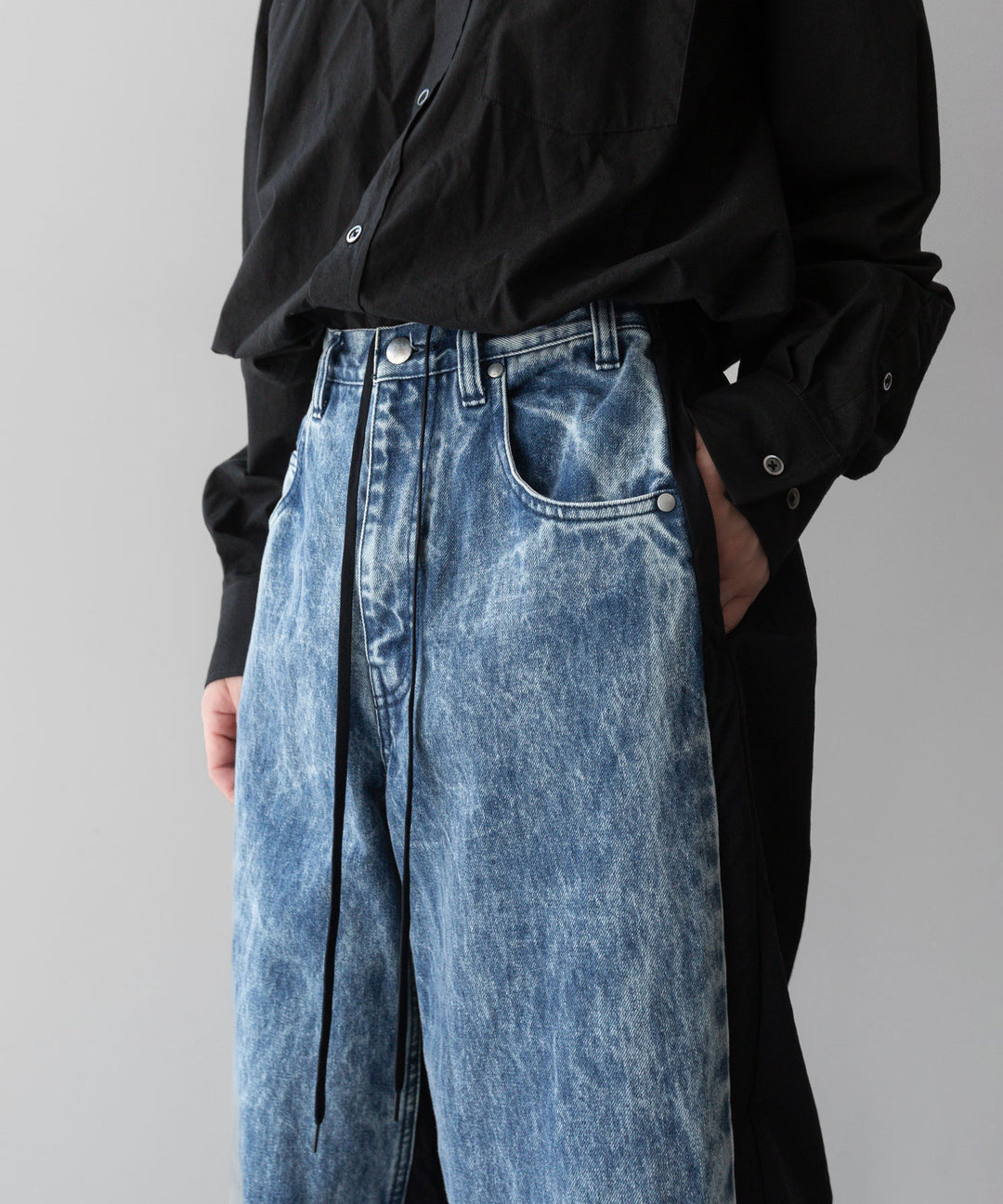 stein(シュタイン)の24SSコレクションNYLON COMBINATION CHEMICAL BLEACHED DENIM JEANSのINDIGO