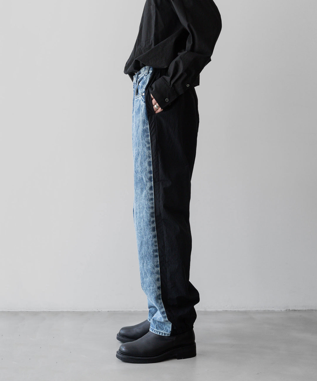 stein(シュタイン)の24SSコレクションNYLON COMBINATION CHEMICAL BLEACHED DENIM JEANSのINDIGO