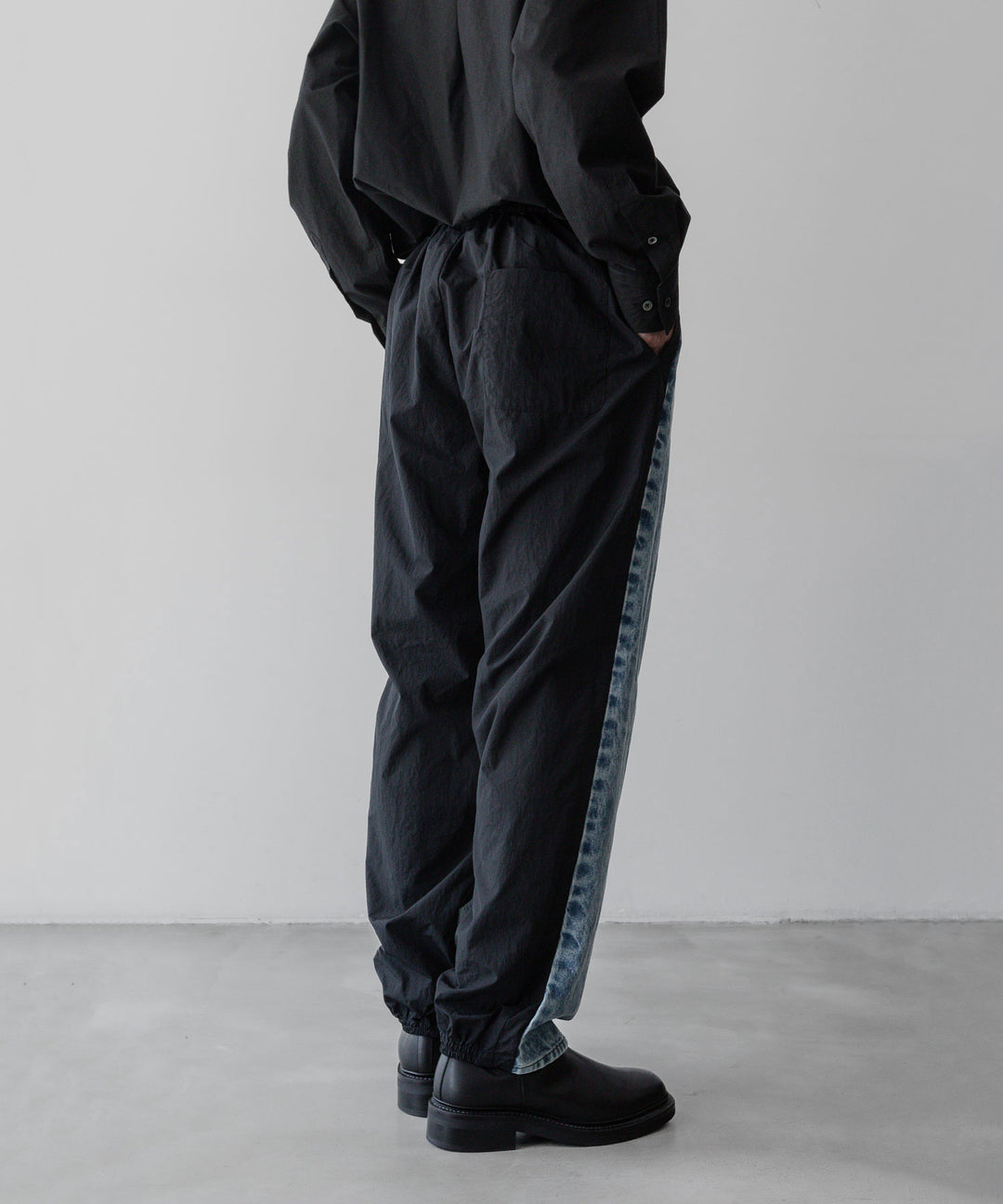 stein(シュタイン)の24SSコレクションNYLON COMBINATION CHEMICAL BLEACHED DENIM JEANSのINDIGO