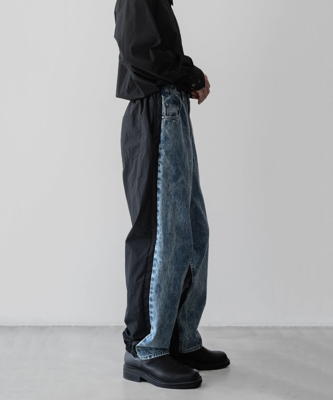stein(シュタイン)の24SSコレクションNYLON COMBINATION CHEMICAL BLEACHED DENIM JEANSのINDIGO