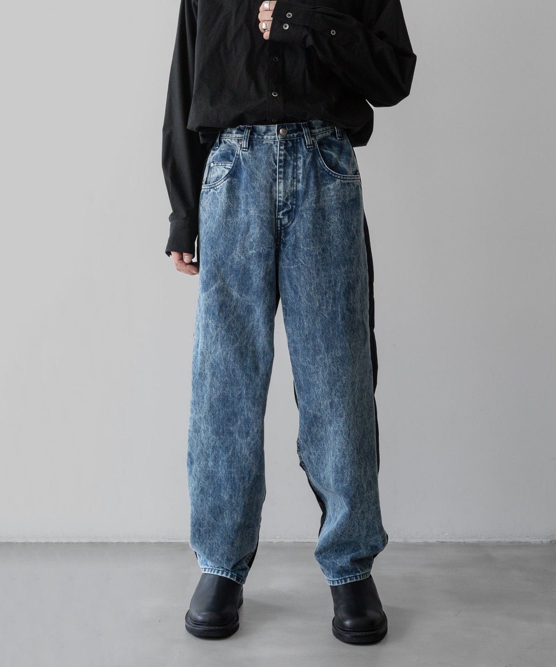 stein(シュタイン)の24SSコレクションNYLON COMBINATION CHEMICAL BLEACHED DENIM JEANSのINDIGO