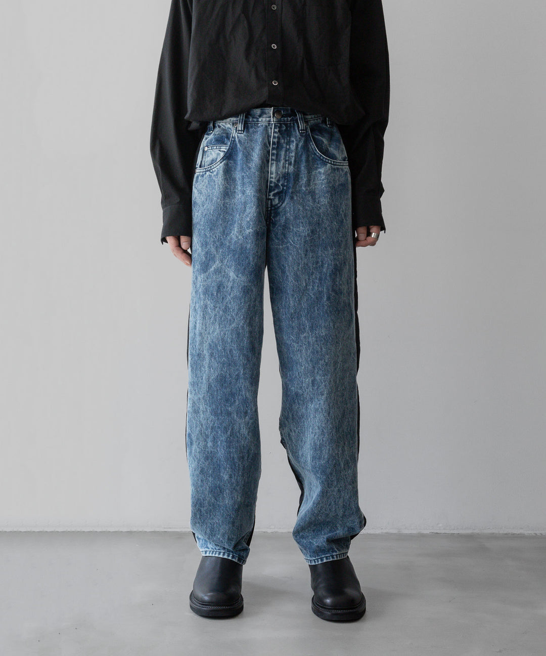 stein(シュタイン)の24SSコレクションNYLON COMBINATION CHEMICAL BLEACHED DENIM JEANSのINDIGO